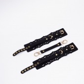 Черный кожаные оковы с узорами и золотистой фурнитурой - Crazy Handmade - купить с доставкой в Костроме