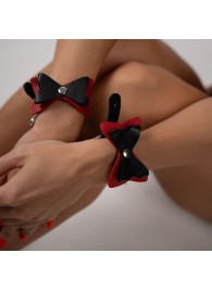 Черно-красные кожаные наручники с бантиками - Crazy Handmade - купить с доставкой в Костроме