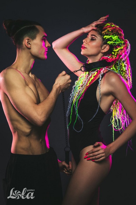 Черный ошейник с поводком Kinky - Lola Games - купить с доставкой в Костроме