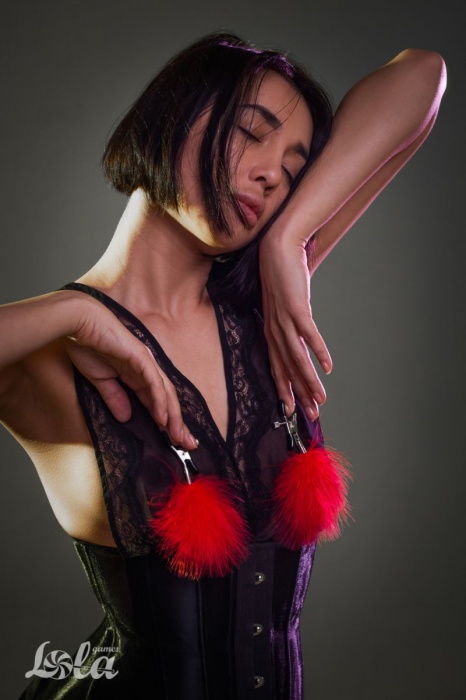 Зажимы на соски с красным пухом Euphoric - Lola Games - купить с доставкой в Костроме